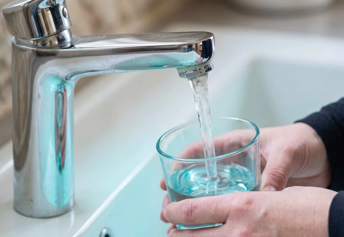 Eau du robinet dans un verre — dureté de l'eau